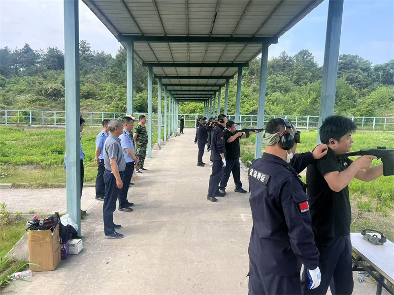 市保安公司組織開展實(shí)彈射擊訓(xùn)練